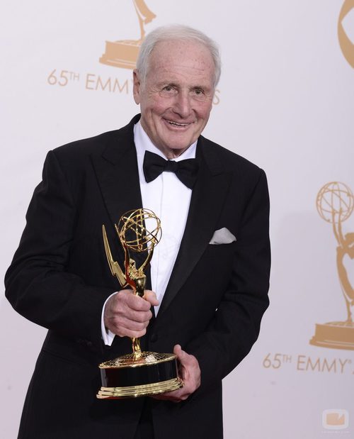 Jerry Wentraub con el Emmy 2013 a la Mejor Miniserie por 'Behind the Candelabra'