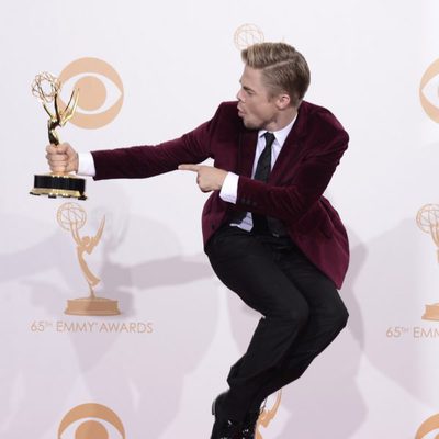 Derek Hough salta con el Emmy 2013 de 'Dancing with the Stars'