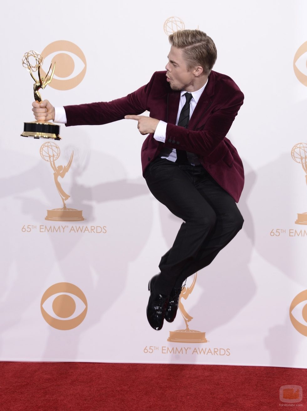 Derek Hough salta con el Emmy 2013 de 'Dancing with the Stars'