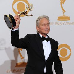 Michael Douglas con su Emmy 2013 al Mejor actor de Miniserie o TV Movie