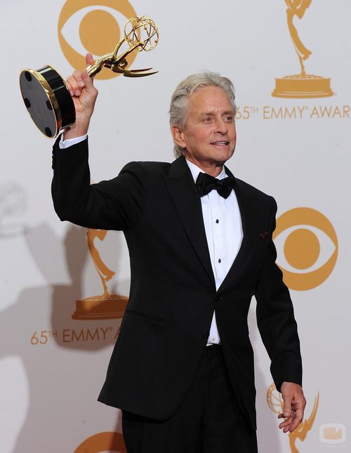 Michael Douglas con su Emmy 2013 al Mejor actor de Miniserie o TV Movie