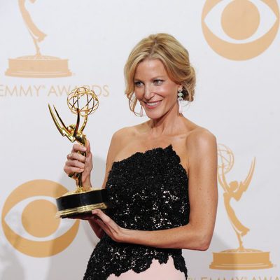 Anna Gunn con su Emmy 2013 a la Mejor actriz de reparto de drama por 'Breaking Bad'