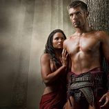 Katrina Law y Liam McIntyre en 'Spartacus: La venganza'