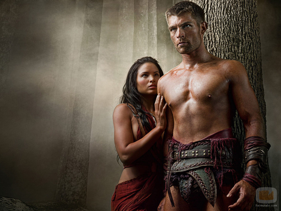 Katrina Law y Liam McIntyre en 'Spartacus: La venganza'