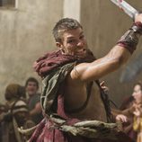 Liam McIntyre en el primer episodio de 'Spartacus: La venganza'