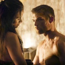 Liam McIntyre junto a Katrina Law en 'Spartacus: La venganza'