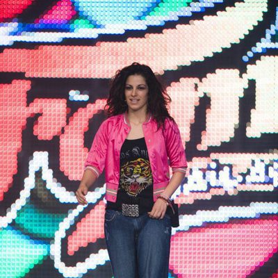 Vicky Gómez, ganadora de 'Fama, ¡a bailar!' posa de manera casual en una foto promocional