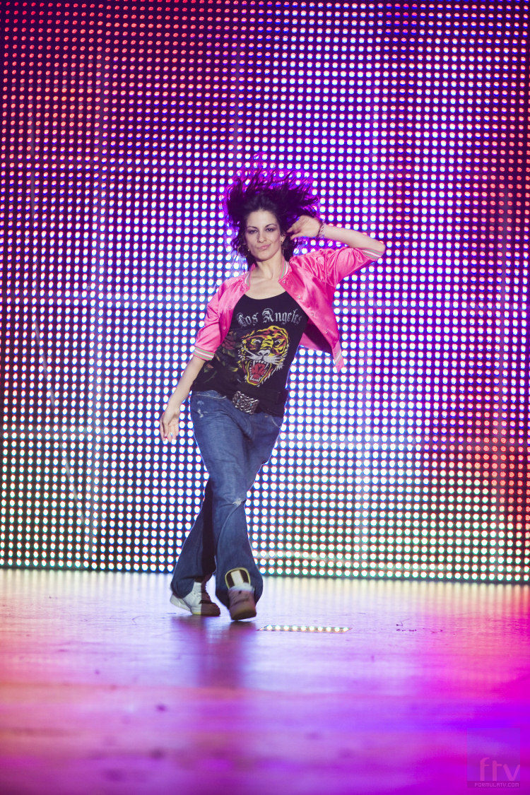 Vicky Gómez se revuelve el pelo en una foto promocional de '¡Fama, a bailar!'