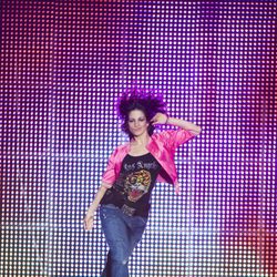 Vicky Gómez se revuelve el pelo en una foto promocional de '¡Fama, a bailar!'