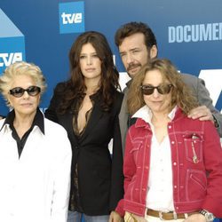 Angie Cepeda junto al reparto de 'Fuera de lugar'