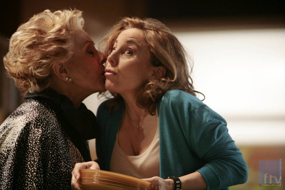 Lola Herrera da un beso en 'Fuera de lugar'