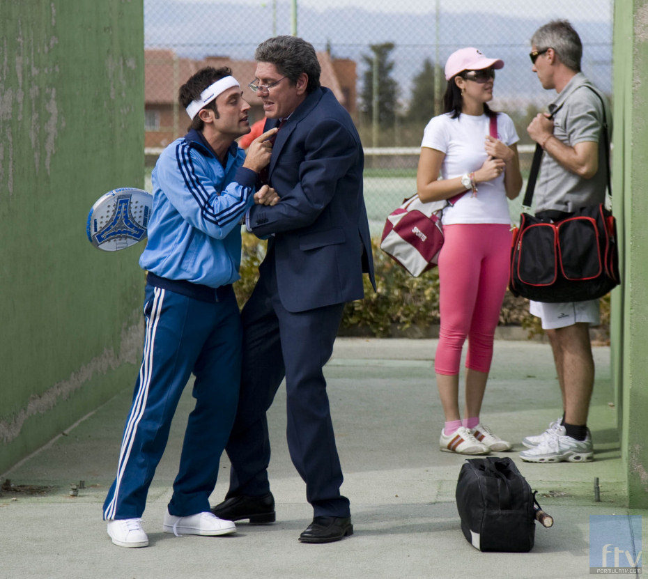 Pablo y Arturo forcejean en 'Tener un hijo'