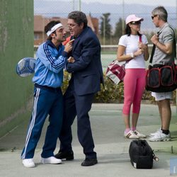 Pablo y Arturo forcejean en 'Tener un hijo'