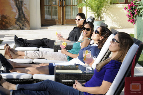 Protagonistas de 'Criadas y malvadas' tumbadas en hamacas