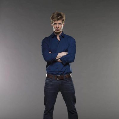 Drew Van Acker es Remi Delatour en 'Criadas y malvadas'