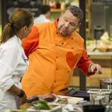 Alberto Chicote con una concursante en 'Top Chef'