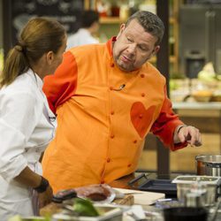 Alberto Chicote con una concursante en 'Top Chef'