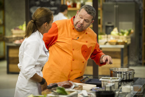 Alberto Chicote con una concursante en 'Top Chef'