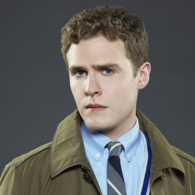 Iain de Caestecker como Leo Fitz