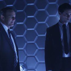 Clark Gregg y Brett Dalton en 'Marvel's Agents of S.H.I.E.L.D.'