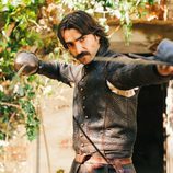 Diego Alatriste (Aitor Luna) empuña su espada