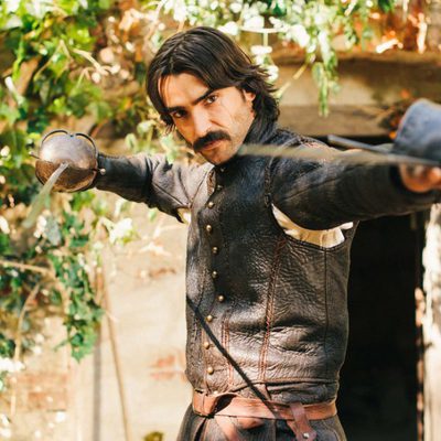 Diego Alatriste (Aitor Luna) empuña su espada
