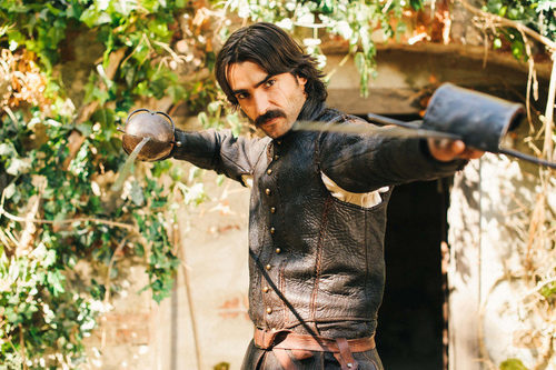 Diego Alatriste (Aitor Luna) empuña su espada