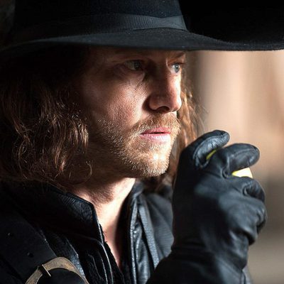 Malatesta (Filippo Sbalchero) se come una manzana en 'Alatriste'