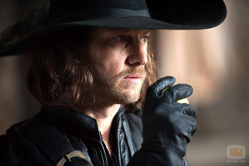 Malatesta (Filippo Sbalchero) se come una manzana en 'Alatriste'