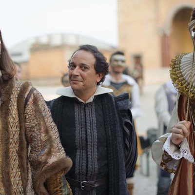 Luis Callejo con dos hombres enmascarados en 'Alatriste'