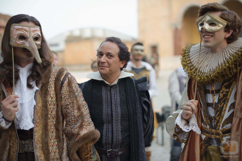 Luis Callejo con dos hombres enmascarados en 'Alatriste'