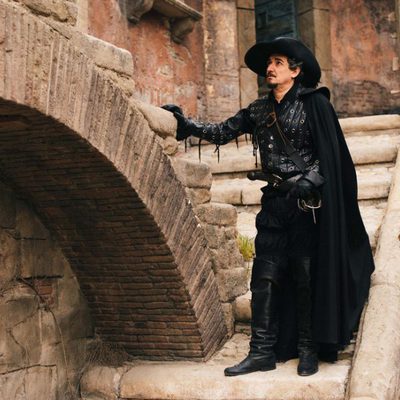 Saldaña baja unas escaleras en 'Alatriste'
