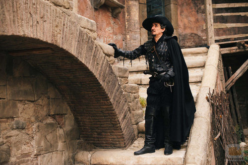 Saldaña baja unas escaleras en 'Alatriste'