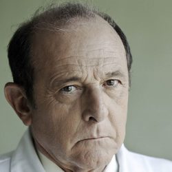 Emilio Gutiérrez Caba como el doctor Mena