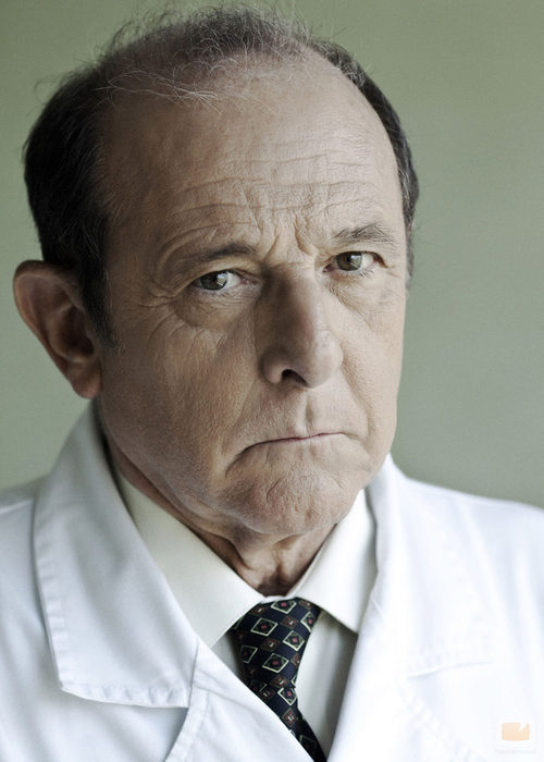 Emilio Gutiérrez Caba como el doctor Mena