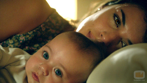 Susana con su hijo en 'Niños robados'