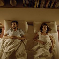 Diego Martín y Adriana Ugarte en la cama en 'Niños robados'