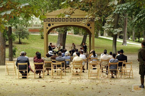Escena de la serie 'El tiempo entre costuras'