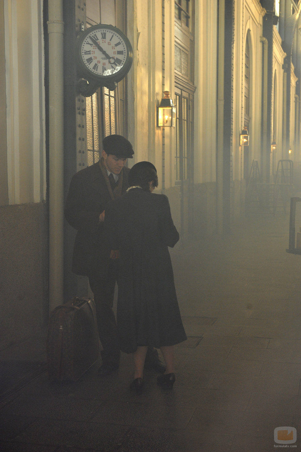 Escena con niebla en 'El tiempo entre costuras'