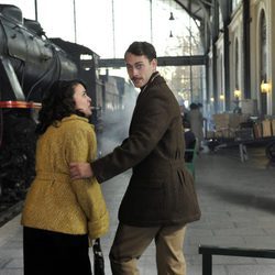 Peter Vives en una estación de tren en 'El tiempo entre costuras'