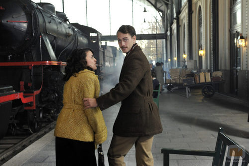 Peter Vives en una estación de tren en 'El tiempo entre costuras'
