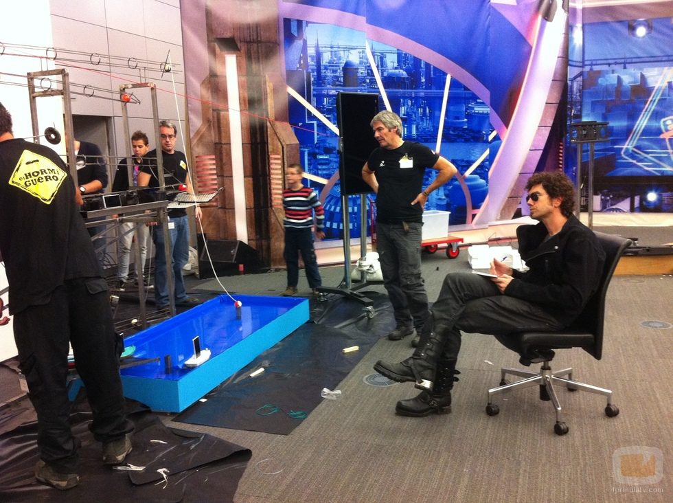 El Hombre de Negro vigila la construcción del plató de 'El Hormiguero' en París