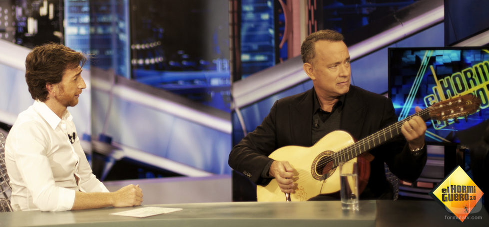 Tom Hanks toca la guitarra en 'El Hormiguero'