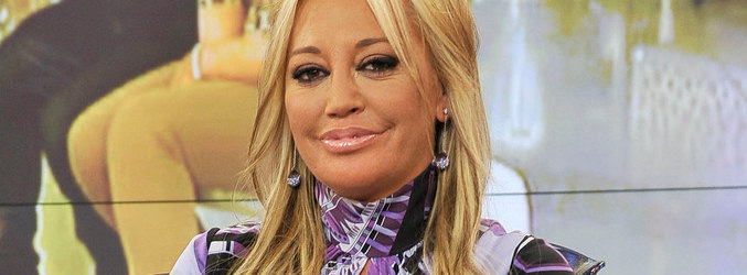 Belén Esteban sentada en 'Sálvame Deluxe'