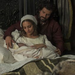 Isabel y Fernando junto a su hija recién nacida en 'Isabel'