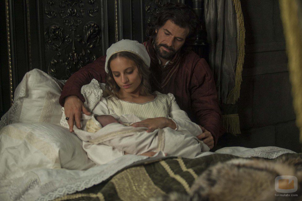 Isabel y Fernando junto a su hija recién nacida en 'Isabel'