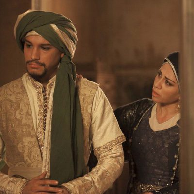 Álex Martínez y Alicia Borrachero en la segunda temporada de 'Isabel'