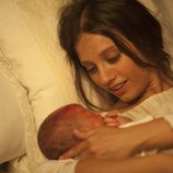 Isabel con su hijo Juan en 'Isabel'