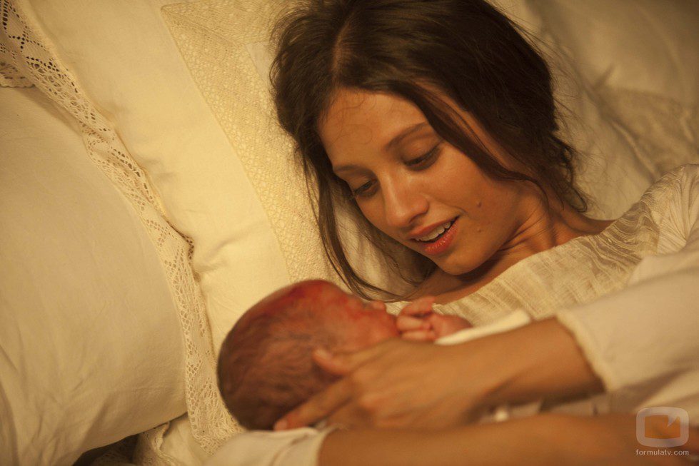 Isabel con su hijo Juan en 'Isabel'