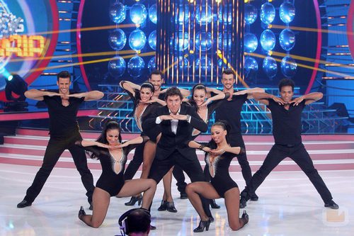 Manel Fuentes junto a los bailarines de 'Tu cara más solidaria'